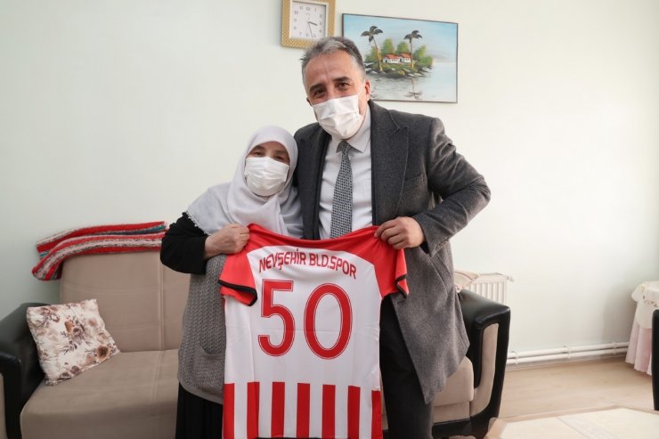 78 yaşındaki Hatice nineye Nevşehir Belediyespor forması hediye edildi