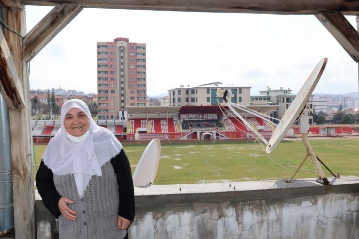 78 yaşındaki Hatice nineye Nevşehir Belediyespor forması hediye edildi