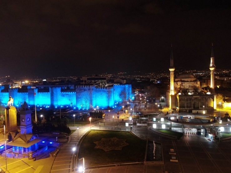 Otizm Farkındalık Günü’nde Tarihi Kayseri kalesi maviye büründü