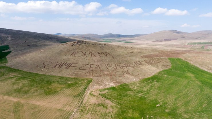 Vatan sevgisini dağlara yazdı