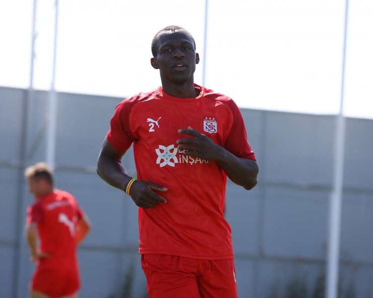 Sivasspor’un ‘Dede’si Kone’den boks şov!