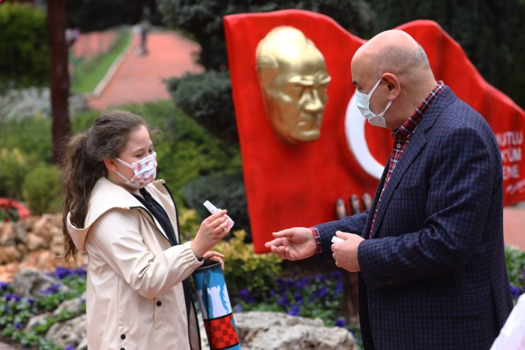 Keçiören Belediye Başkanı Altınok’tan çocuklara satranç takımı hediyesi