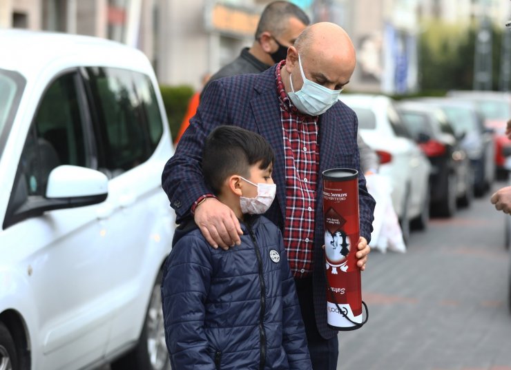 Keçiören Belediye Başkanı Altınok’tan çocuklara satranç takımı hediyesi