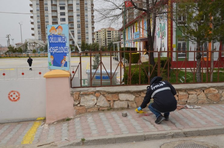 Çocuklarının okulunun önünde kayınpederini öldürdü