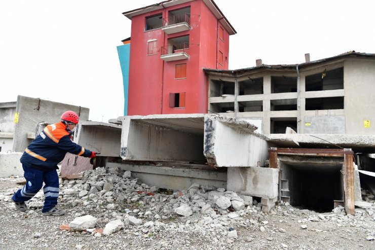 Mamak arama kurtarma ekibinden nefes kesen tatbikat