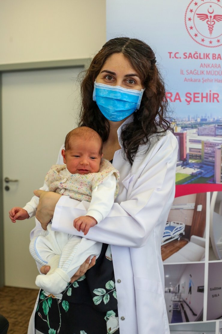 Türkiye’de bir ilk: Annesi hamileyken aşılanan bebek antikorlu doğdu