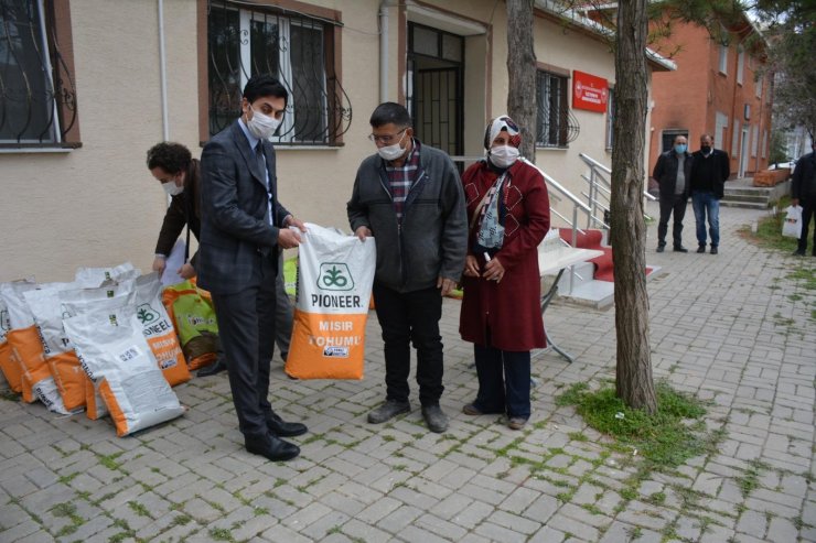 Beylikova’da 40 çiftçiye ücretsiz tohum dağıtımı yapıldı