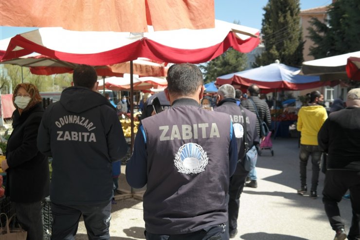 Kasaları tekmeledi zabıtanın üzerine yürüdü