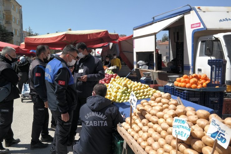 Kasaları tekmeledi zabıtanın üzerine yürüdü