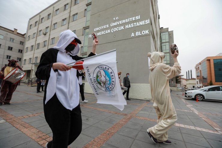 Talas maskot bando çocuklara moral oldu