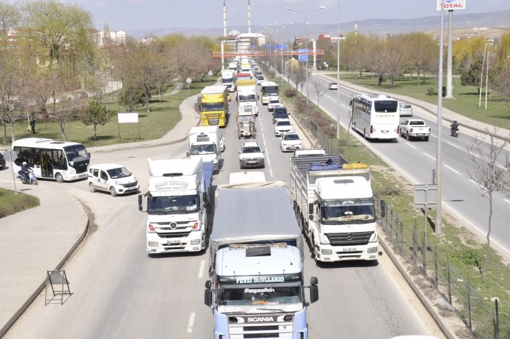 Yol çalışması kilometrelerce araç kuyruğuna sebep oldu