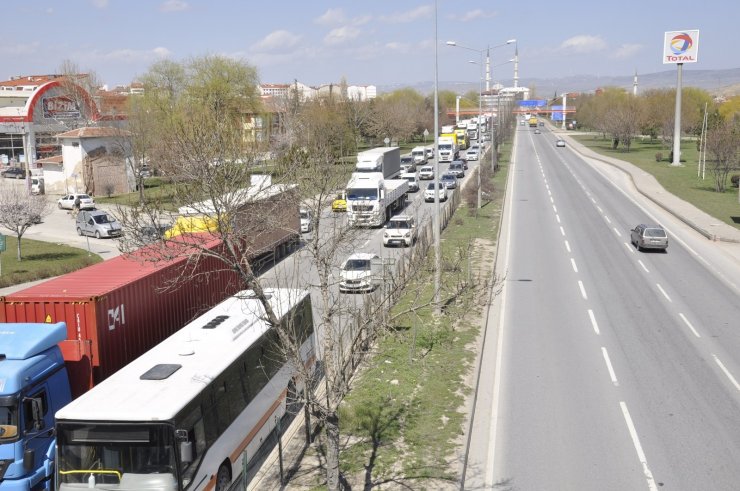 Yol çalışması kilometrelerce araç kuyruğuna sebep oldu