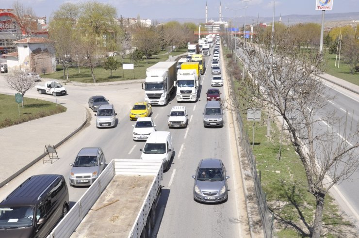 Yol çalışması kilometrelerce araç kuyruğuna sebep oldu