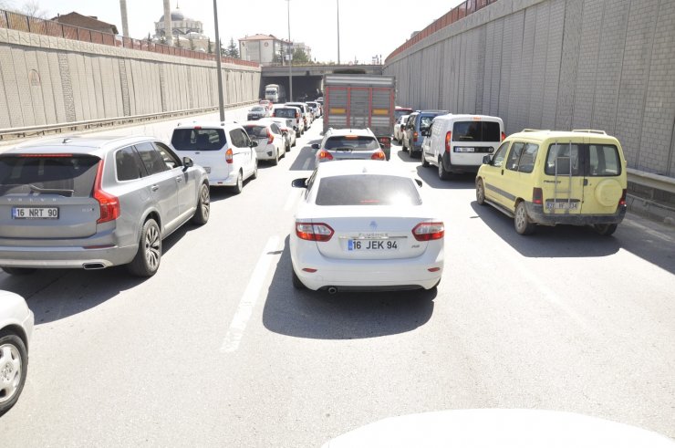 Yol çalışması kilometrelerce araç kuyruğuna sebep oldu