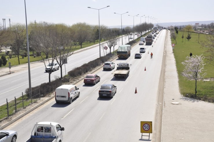 Yol çalışması kilometrelerce araç kuyruğuna sebep oldu