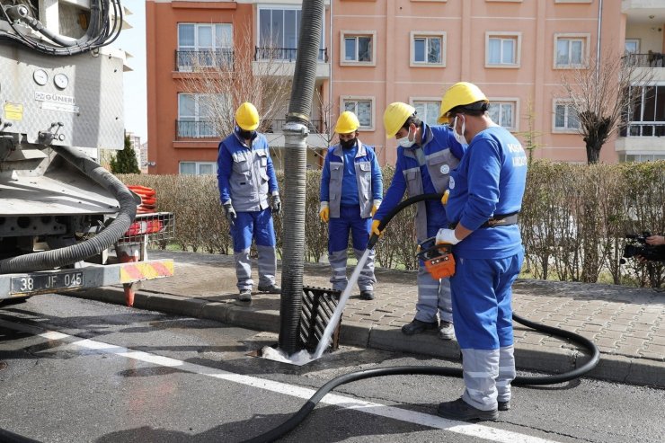 KASKİ ızgaraları temizliyor