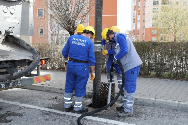 KASKİ ızgaraları temizliyor