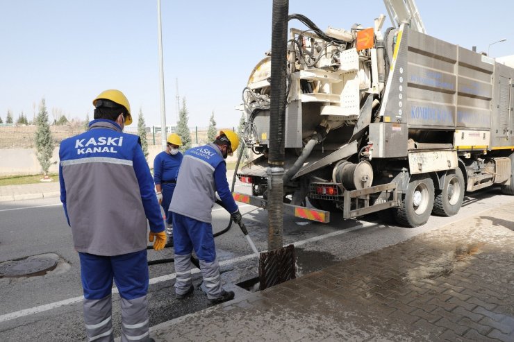 KASKİ ızgaraları temizliyor