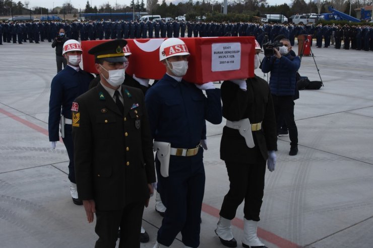 Şehit Türk Yıldızları pilotunun cenazesi memleketine uğurlandı