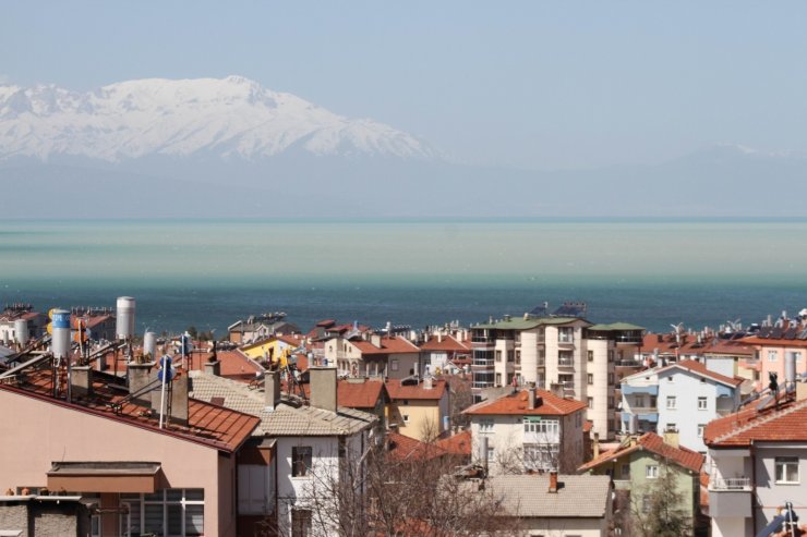 Beyşehir Gölü’nün yüzeyi çamur rengine dönüştü