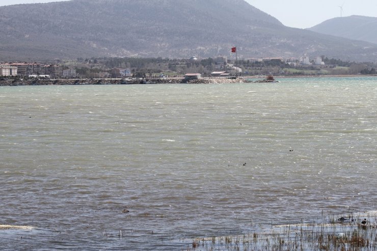 Beyşehir Gölü’nün yüzeyi çamur rengine dönüştü