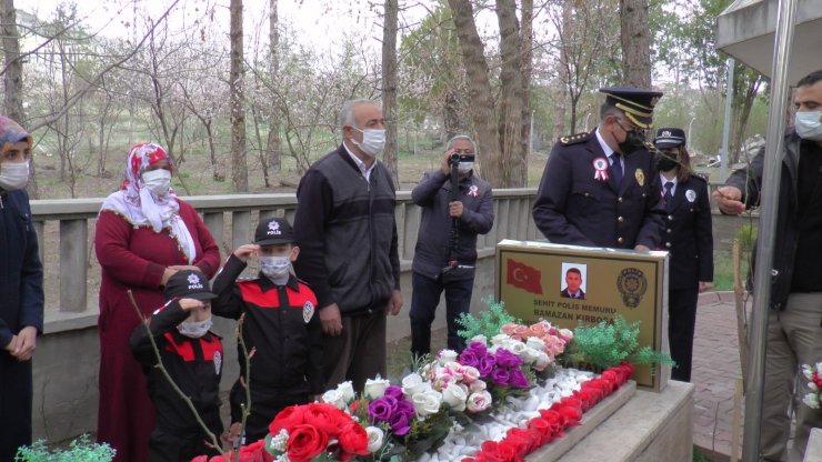 Şehidin çocukları ‘Polis Günü’nde babalarını polis üniforması ile ziyaret etti