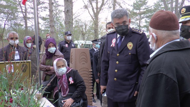 Şehidin çocukları ‘Polis Günü’nde babalarını polis üniforması ile ziyaret etti