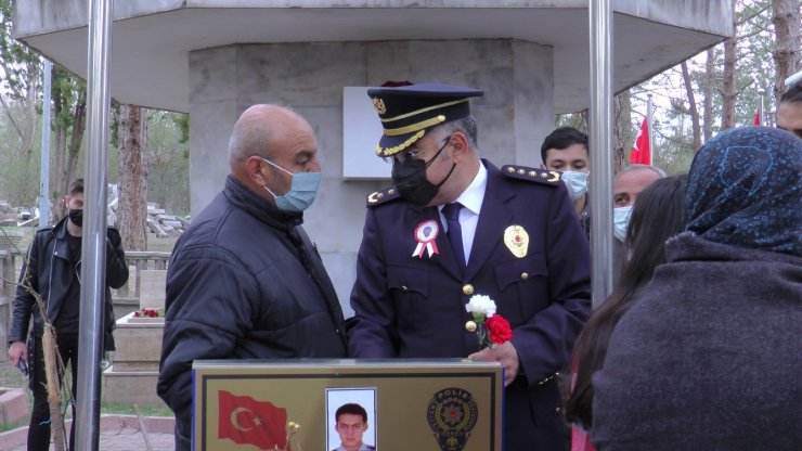 Şehidin çocukları ‘Polis Günü’nde babalarını polis üniforması ile ziyaret etti