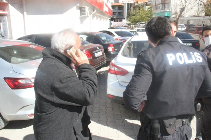 Evine taksi gönderilen emekli gurbetçiyi bankanın güvenlik görevlisi dolandırılmaktan kurtardı