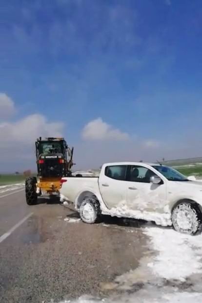 Kara saplanan ambulansın imdadına iş makinesi yetişti