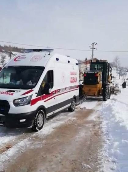 Kara saplanan ambulansın imdadına iş makinesi yetişti