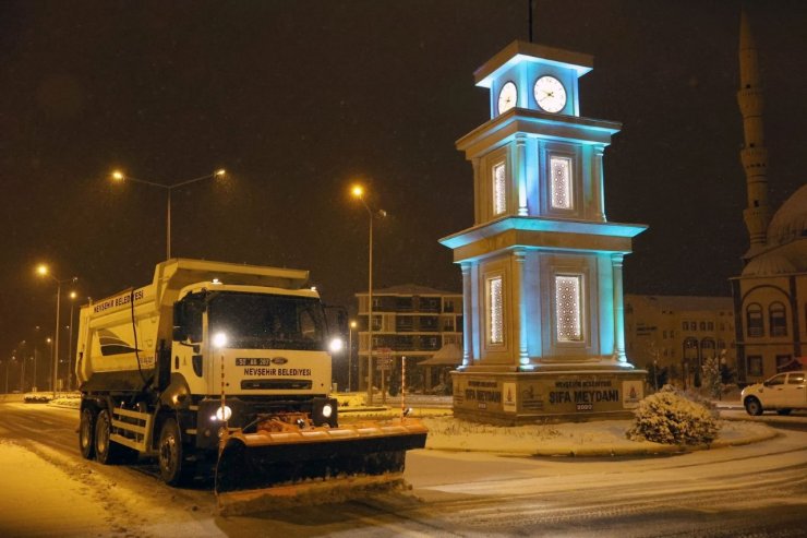 Nevşehir Belediyesi karla mücadele çalışmalarını sürdürüyor