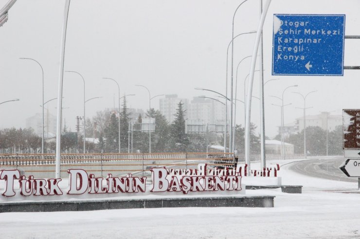 Nisan ayında Karaman’a yağan kar, ulaşımı ve hayatı olumsuz etkiliyor