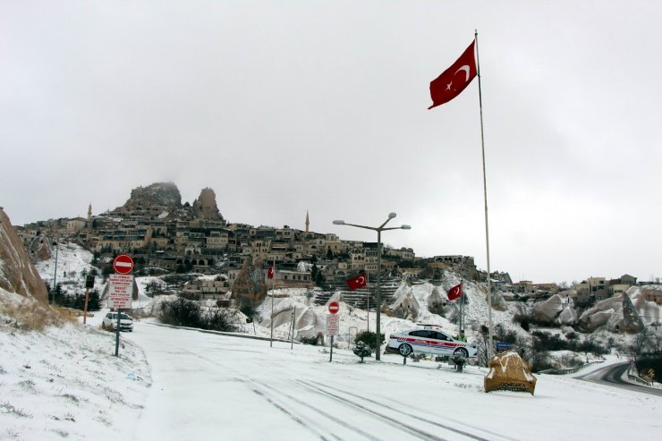 Kapadokya’da Nisan ayında peribacaları beyaza büründü