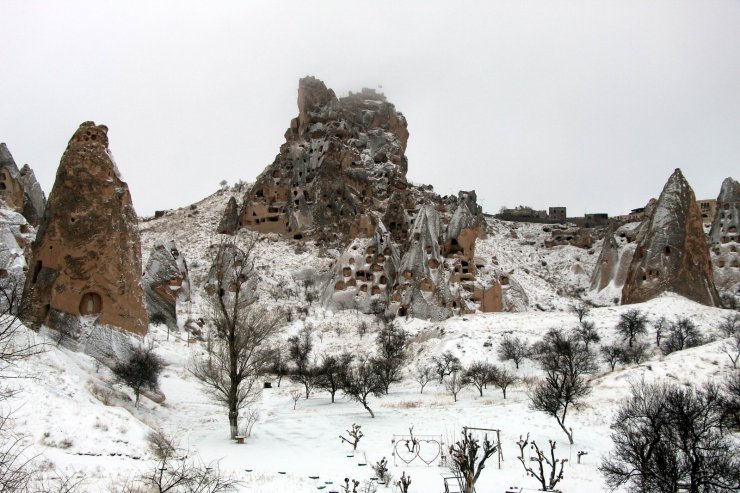 Kapadokya’da Nisan ayında peribacaları beyaza büründü