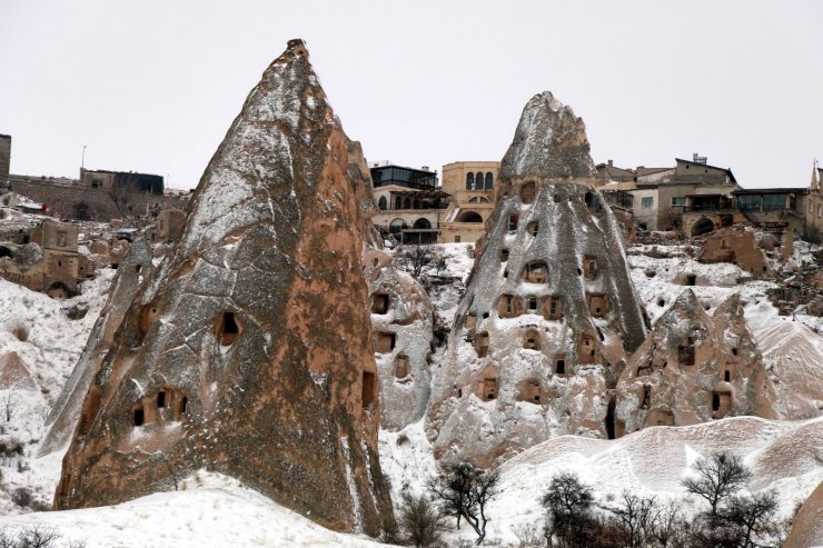 Kapadokya’da Nisan ayında peribacaları beyaza büründü