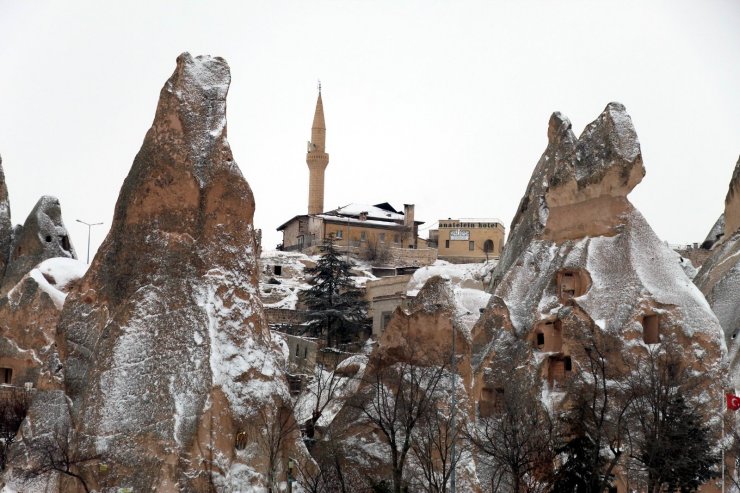 Kapadokya’da Nisan ayında peribacaları beyaza büründü