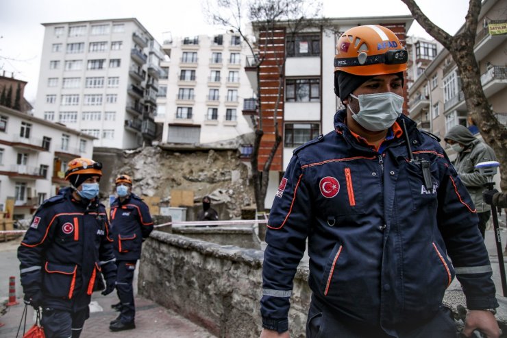 Bakan Kurum: “Yapılan kontrolsüz kazı sebebiyle Açelya Apartmanı ve etrafındaki apartmanlar şu an için risk altında”