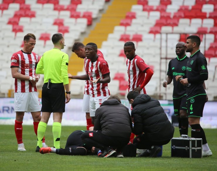 Sivasspor’da kaptan Hakan kırmızı kart gördü!