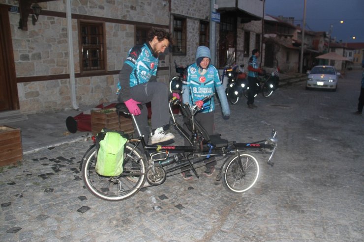 Tandem bisikletiyle Avrupa turuna çıkan Fransız çift Konya’da mola verdi