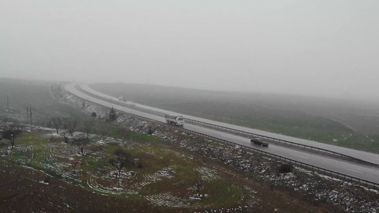 Kırıkkale-Kayseri karayolunda yoğun sis ve kar etkili oldu