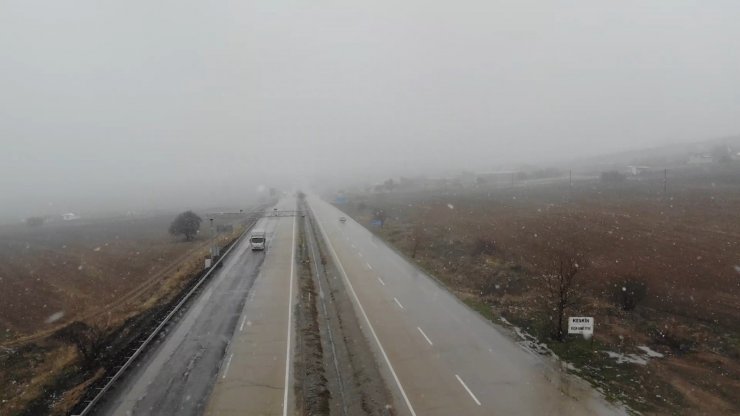 Kırıkkale-Kayseri karayolunda yoğun sis ve kar etkili oldu