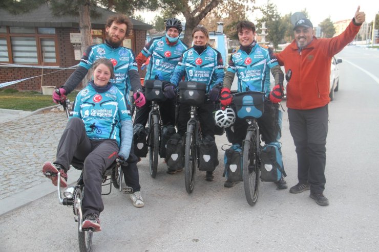 Tandem bisikletiyle Avrupa turuna çıkan Fransız çift Konya’da mola verdi