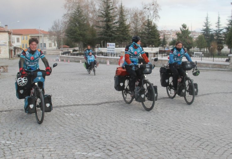 Tandem bisikletiyle Avrupa turuna çıkan Fransız çift Konya’da mola verdi