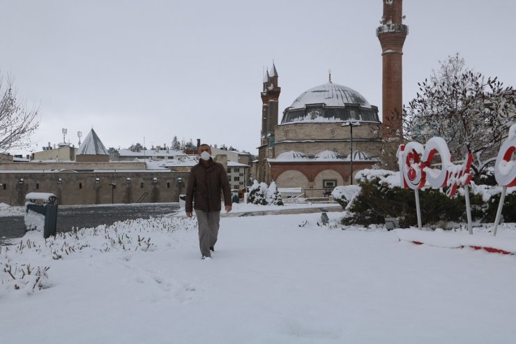 Nisan karı Sivas’ta güzel görüntüler oluşturdu