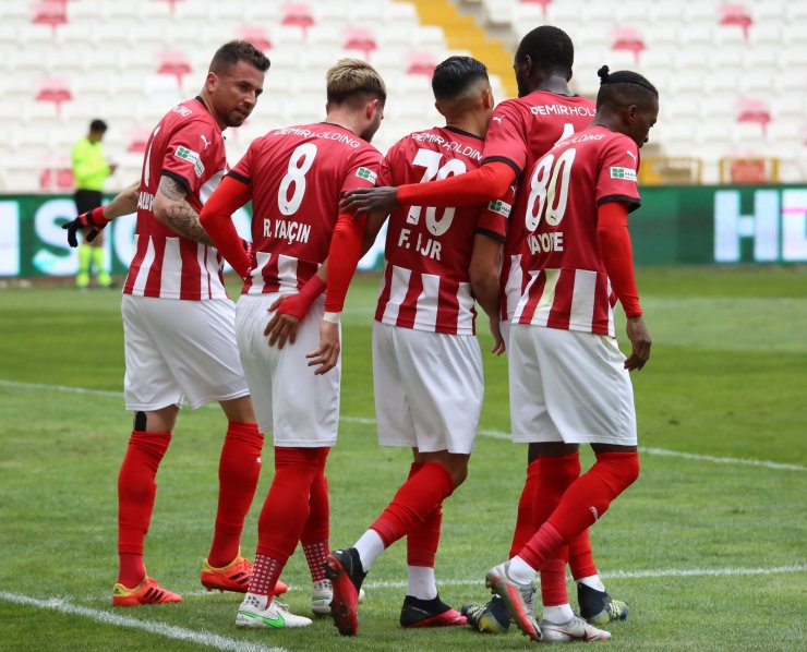 Süper Lig: Sivasspor: 3 - Konyaspor: 1 (Maç sonucu)