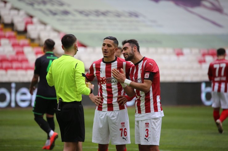 Süper Lig: Sivasspor: 3 - Konyaspor: 1 (Maç sonucu)