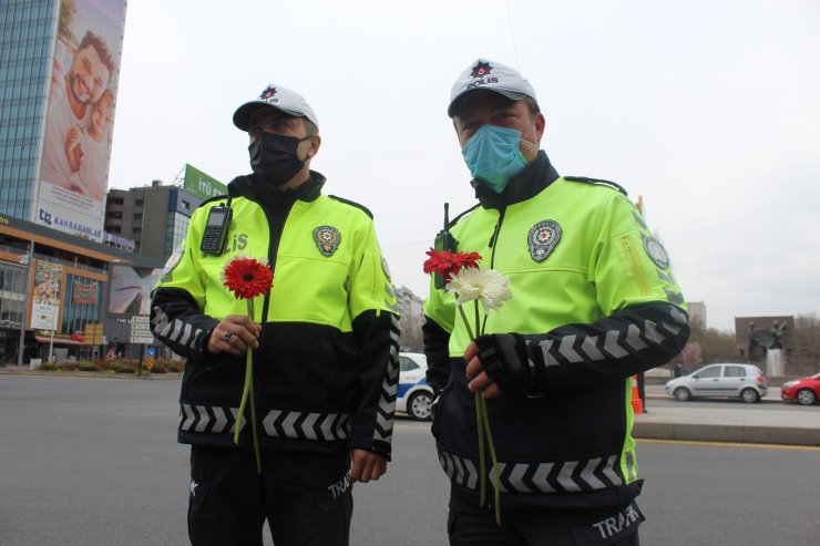 Motosikletçilerden polislere karanfil