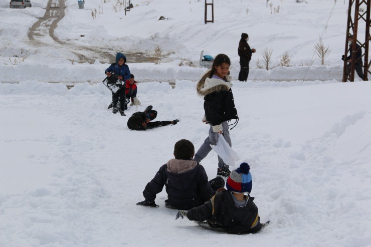 Aksaray’da Nisan ayında yağan kar çocukları sevindirdi