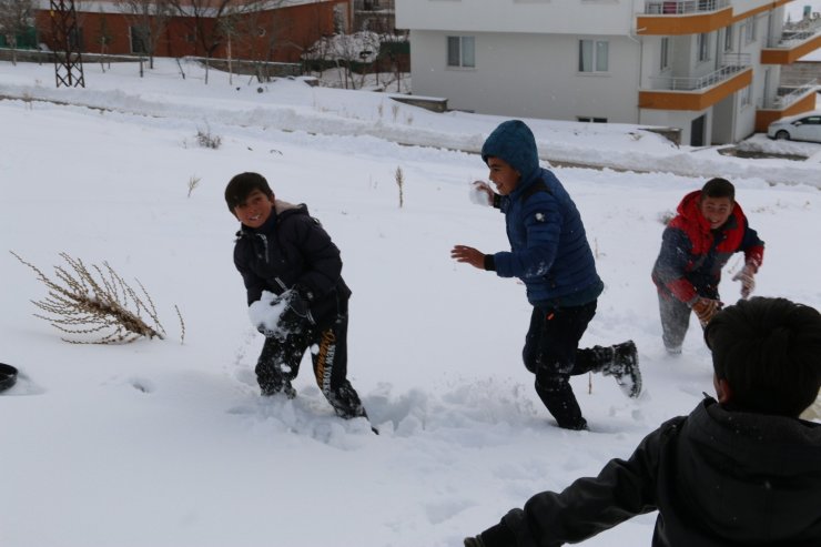 Aksaray’da Nisan ayında yağan kar çocukları sevindirdi